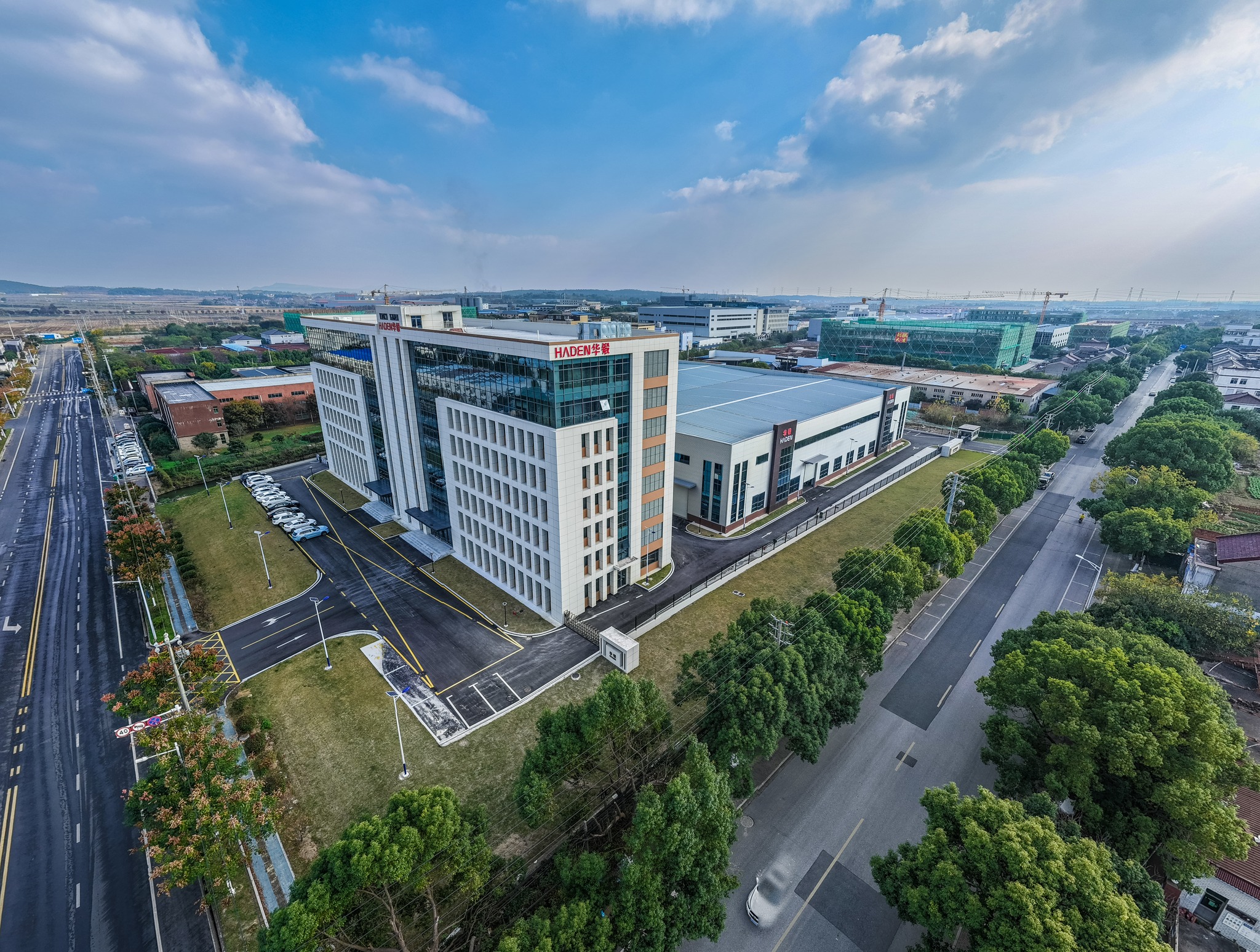 工程师在现代化的工业生产线上工作