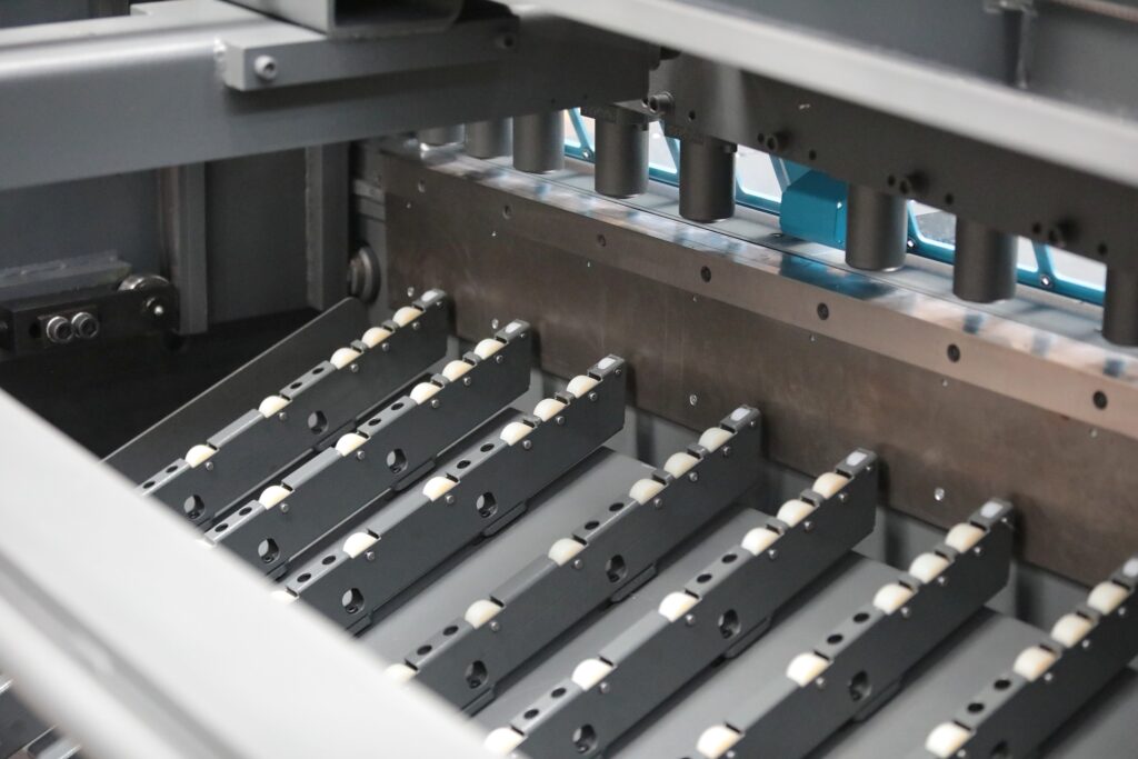 气动后托料装置